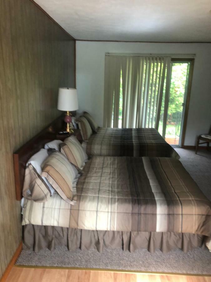 Michael Dee'S Motel East Durham Eksteriør billede